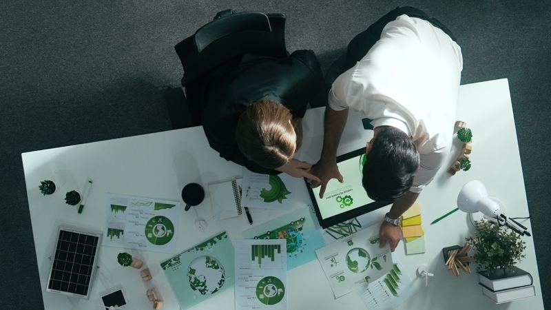 top-down-view-business-man-present-sustainable-idea-manager-alimentation-1